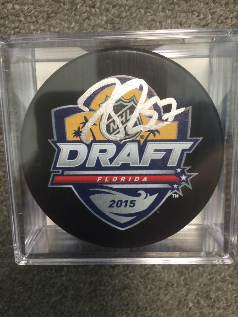 AJ exclusive Canada Day giveaway signed Connor #McDavid #NHLDRAFT2015 puck
courtesy @ajsportsaj RT 2B entered #oilers