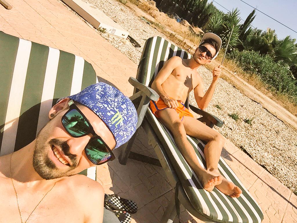 DjManuelMoreno's tweet photo. Disfrutando de una tarde de piscina con @rubenferco http://t.co/4oCSH91seQ