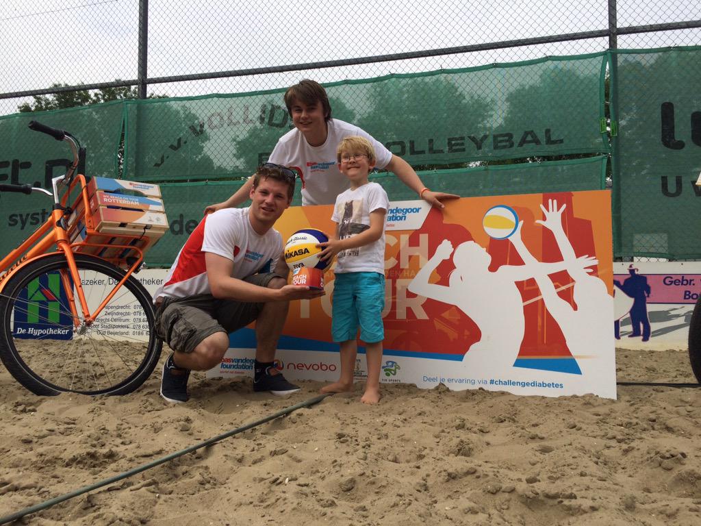 En de bal voor <a href="/Vollido/">V.V. Vollido</a> wordt in ontvangst genomen door het jongste lid! #challengediabetes #WKbeachontour