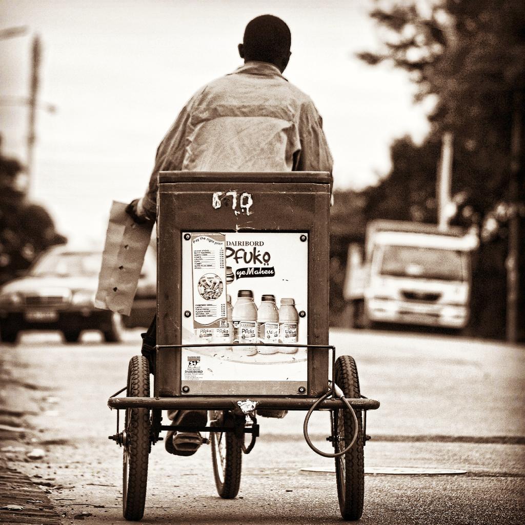 igersharare's tweet photo. Dairibord Pfuko Maheu | Mobile Vendor

By @ralphchikambi 
#igersharare 
#harare 
#zimbabwe
#bw #bnw
 @Dairibord http://t.co/CH5rgLV4iN