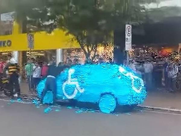 Independent's tweet photo. Vigilantes deliver appropriate justice to a driver illegally parked in a disabled bay http://t.co/TGwGk6MuNN http://t.co/dI19Fg1wKs