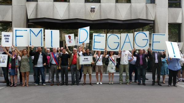 izam_pcf's tweet photo. Pour un accord qui respecte la souveraineté du peuple grec ! FMI dégage ! #occupytroika http://t.co/aHWio2ph5f