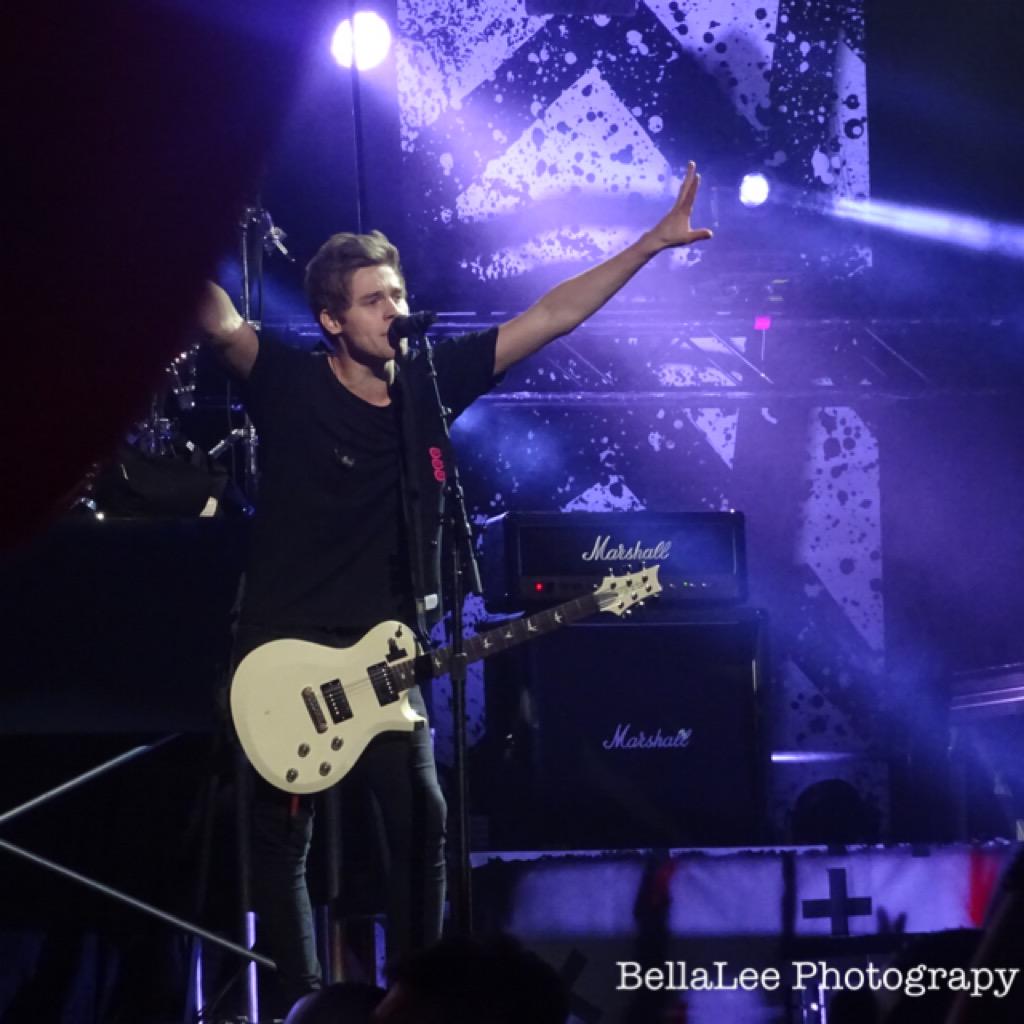 justbellalee's tweet photo. Love foam fingers http://t.co/om0q8eSru5