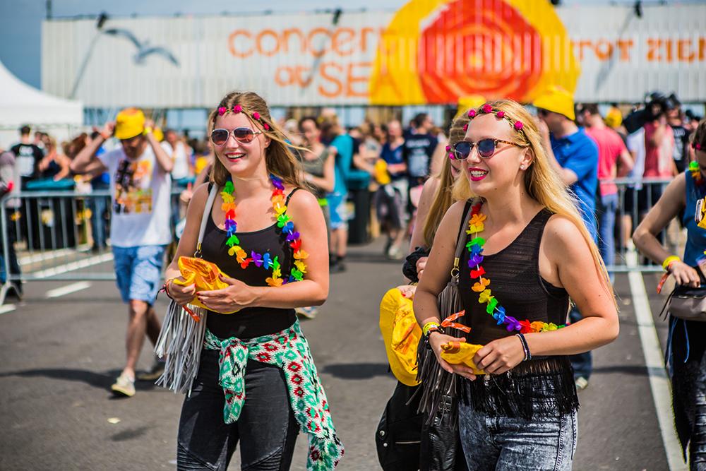 De poorten zijn open! Om 13.30 uur wordt op het Umoja Podium afgetrapt door <a href="/bandkeaton/">Keaton Official</a> #10jaarcas