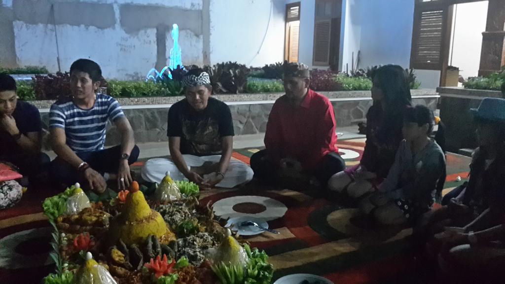 DediMulyadi71's tweet photo. Potong Tumpeng Di Mulainya Syuting Film Dia Pasti Datang, Berlokasi Di Wanayasa. http://t.co/Y8cyhsTRXe