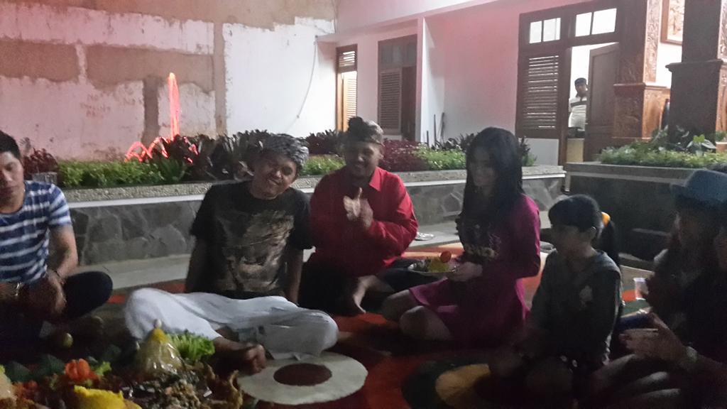 DediMulyadi71's tweet photo. Potong Tumpeng Di Mulainya Syuting Film Dia Pasti Datang, Berlokasi Di Wanayasa. http://t.co/Y8cyhsTRXe