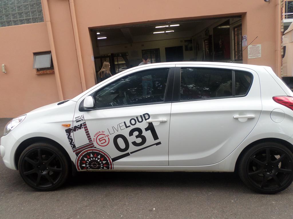 theSALTrewards's tweet photo. 3 Days to find #InfluenceMarketers & brand their cars in time for @5FM's #031LiveLoud Campaign? Easy peasy :) http://t.co/XwkX1Bm5NG