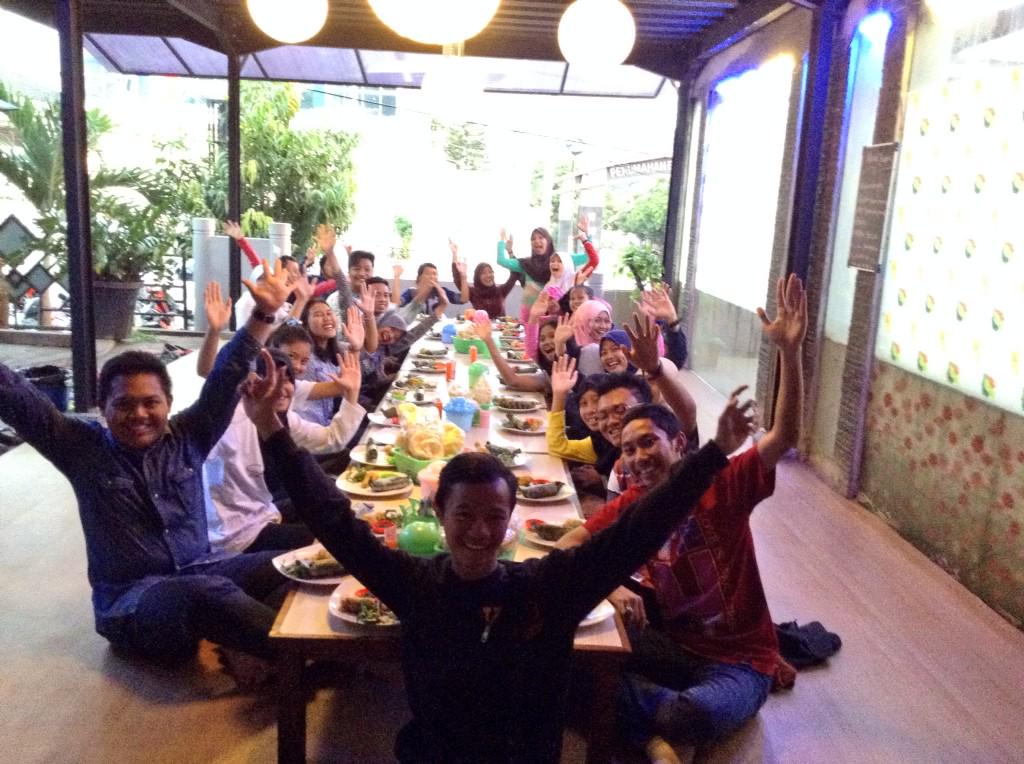 Ibarat Sebuah bangunan apabila runtuh, runtuh semua ibarat satu tubuh apabila sakit, sakit semua layaknya keluarga💕