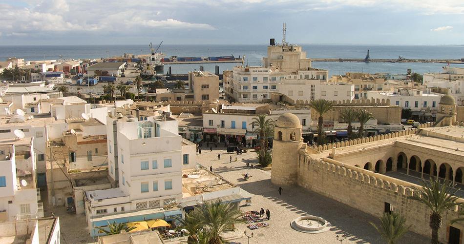 SlateAfrique's tweet photo. Une attaque terroriste dans un hôtel à Sousse en Tunisie, au moins 7 morts http://t.co/nfhtaAgXBU http://t.co/FzOjWLewg3
