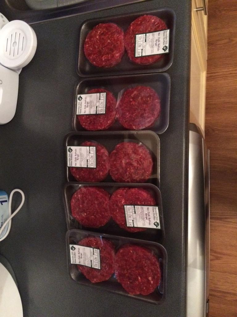 Massive thanks to @JedwardBattye and  <a href="/TenterHouseFarm/">Snowden Hill Buffalo</a> for sorting me out some buffalo burgers! 👍