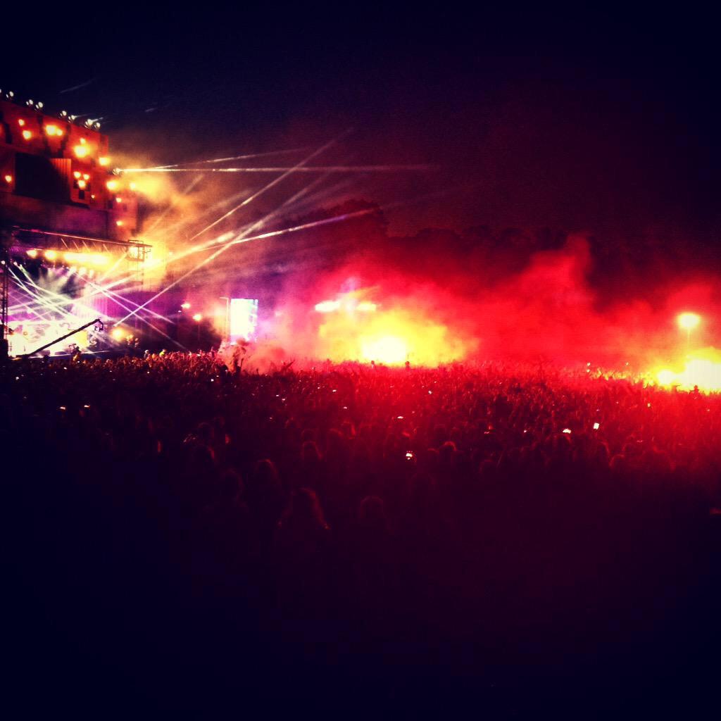 What_Liam_Said's tweet photo. Can Not wait for Not 19 Forever tonight on that stage @GlastoFest @thecourteeners @NME 

#Glasto #MakeThatFarmShake http://t.co/UWcumlVjgt