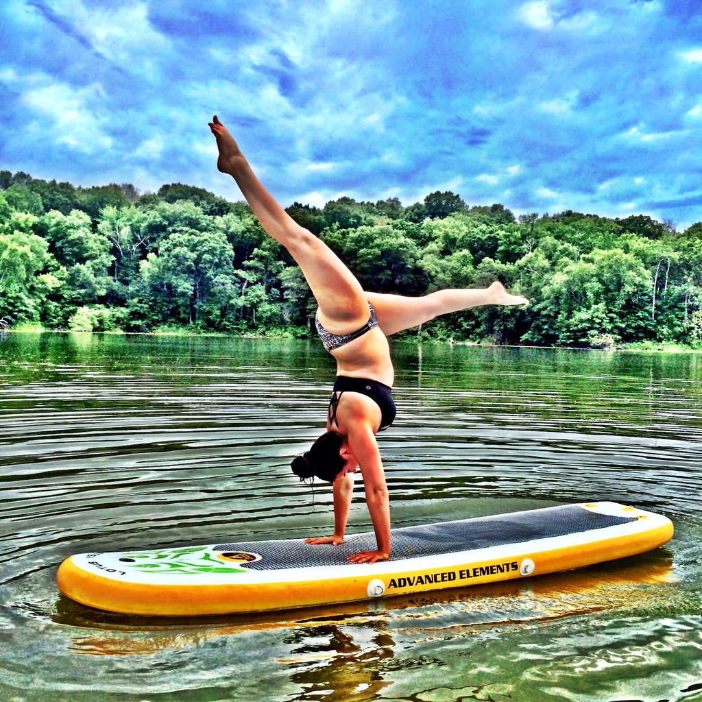 ecamptothemax's tweet photo. Mas #SUPYoga! #handstand @Athleta_MOA #BrandAmbassadorLove #balance #inversionlove #summerlove #mplssummer http://t.co/sSvWEvdiv1