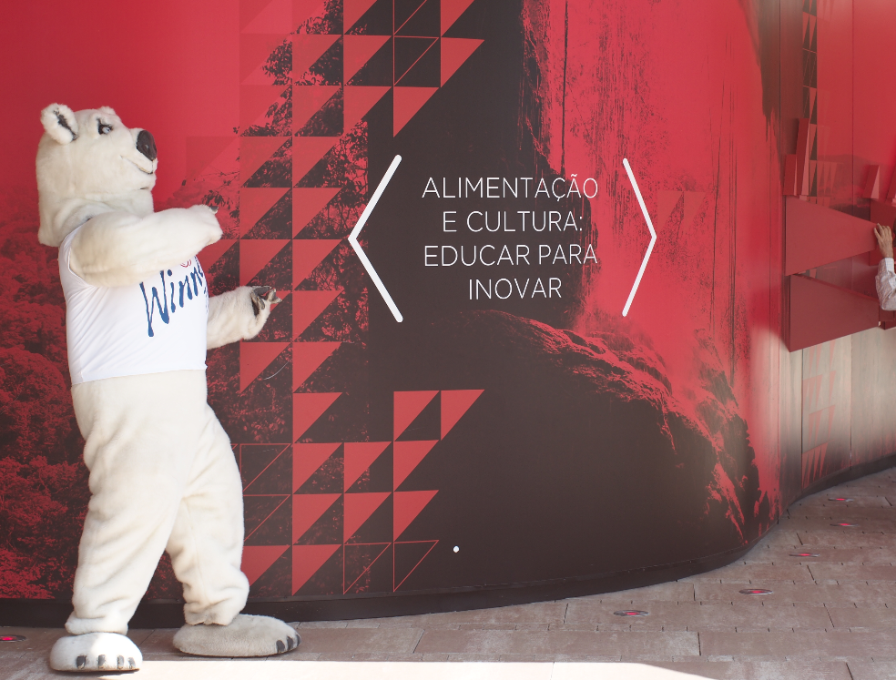 IlWinnerTaco's tweet photo. Chi sa cosa significa la frase alla mia sinistra? Indizio: è sul padiglione dell’ #Angola ;) #Expo2015 http://t.co/R49k2lOel1