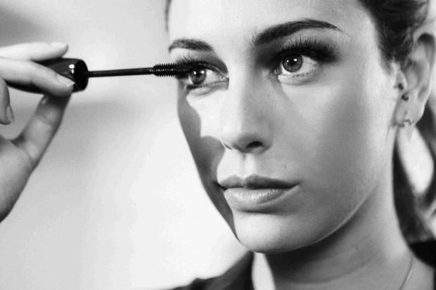 VogueSpain's tweet image. Privilegios de seguir a @blancasuarezweb: hoy enseña cómo se maquilla los ojos (y qué ojos) bit.ly/1fFgfi8