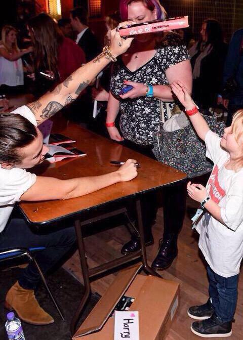 flwhaz's tweet photo. minimo la cosa più 'cattiva' che harry abbia fatto. #weknowtherealharry http://t.co/gCMOKojVAl