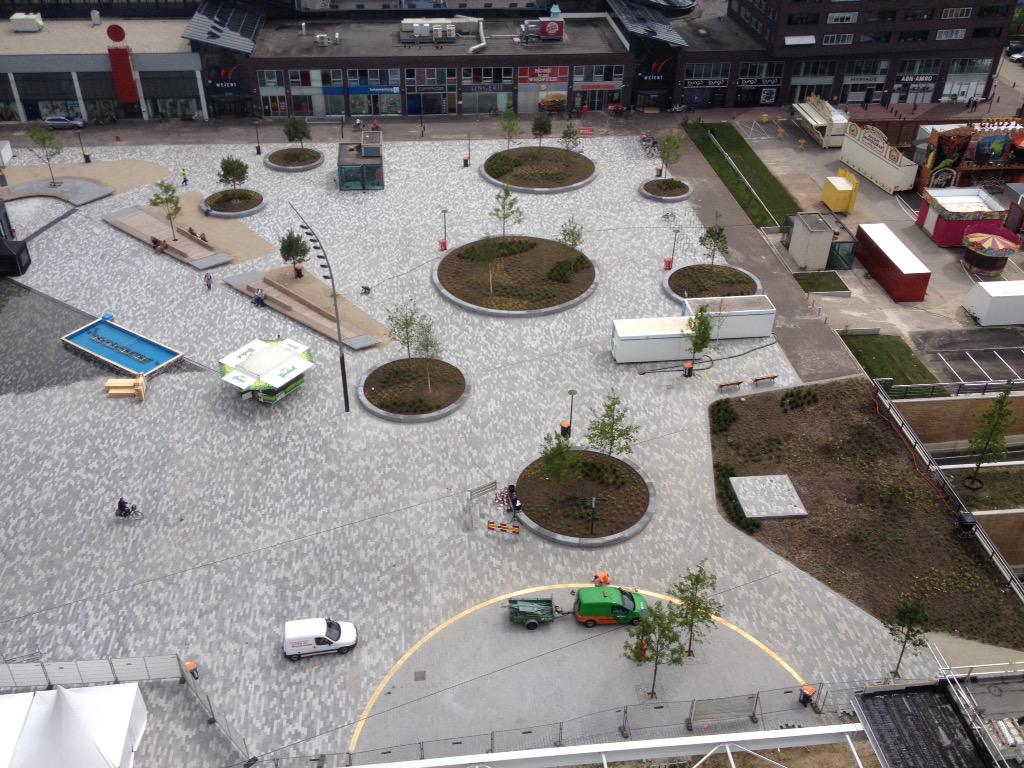 johnbergink's tweet photo. @GemeenteEmmen  maakt zich op voor de #opening van het #centrumplein @DuraVermeer http://t.co/1iPTztkIz1