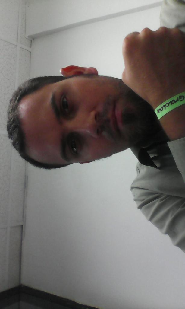 btonessi's tweet photo. Ayuda a los niños con Cáncer en #Ciudadbolivar. Compra los brazaletes de @fundaencercb. Ellos te necesitan. GRACIAS http://t.co/d4liH7ipmj