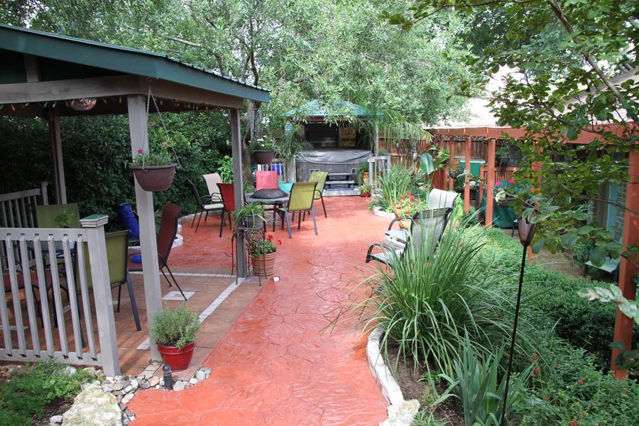 New pictures of my back yard, hubby built flower bed walls, painted