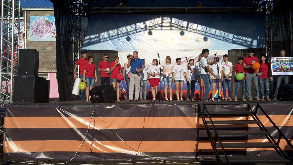 EVGENEII's tweet image. Акция нет наркотикам! На сцене специалисты администрации Лиманского района!