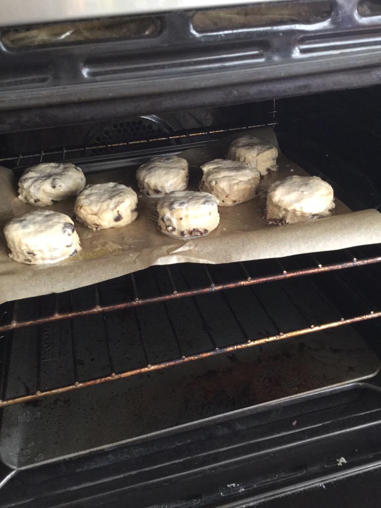 janetgbfan's tweet photo. #NationalCreamTeaDay #Scones #Baking #itsabakingthing So yummy http://t.co/lx8QtLC8CL