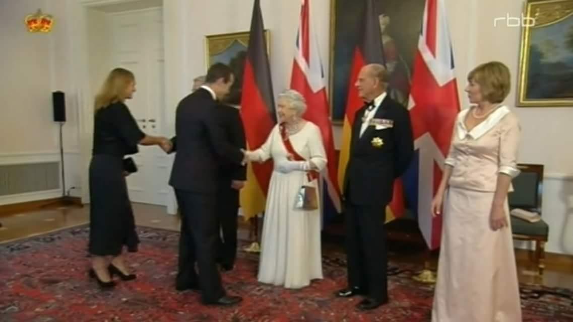 RugbyDeu's tweet photo. Der Moment, den DRV-Kapitän Sean Armstrong und Freundin Tilla Dier nie vergessen werden. #DRVRugby #QueenInBerlin http://t.co/KflfI1GmrD