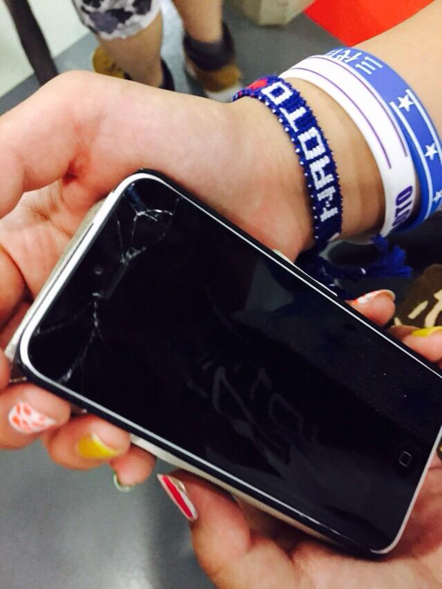 manaoto_love's tweet photo. いっぱい飲み物のゴミとか置いていってる人おったからできるだけ集めて抱え切られへんくなってペットボトルもう1つ拾おうとしたら転けた。スタンドで転けた。死ぬかと思った。んでバキフォンなっちゃった。でも三代目のためにしたこと。後悔なし。 http://t.co/cW666w0D2b