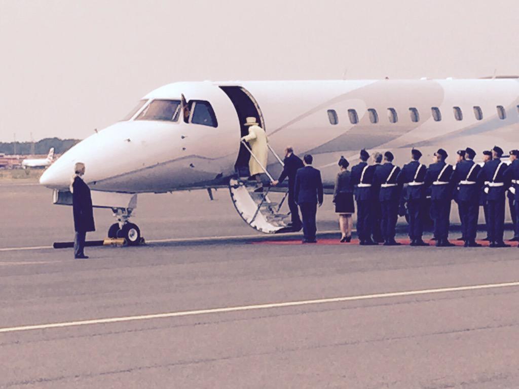 DoraVarro's tweet photo. #ThankYou & #GuteHeimreise #Queen #QueenInBerlin #QueenInGermany #Berlin http://t.co/iFHS6qA59P