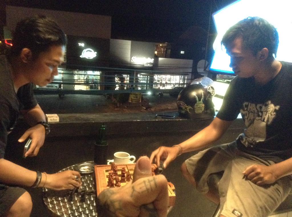 catur asik dulu sebelum latihan . <a href="/detraserosa/">Detra Serosa</a> VS <a href="/xADT_RBLx/">I Gede Aditya Indradi Merta.</a> Dan @sandyfreaksOi sebagai wasit at <a href="/Rumble_Empire/">Rumble Empire</a>