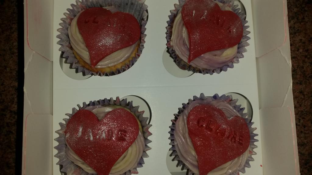 moneLaufer's tweet photo. @SamHeughan @caitrionambalfe there are cupcakes with your name on ico @daviehollywood @kennyf1467 #OutlandishBakers http://t.co/EPGOOJyQhc