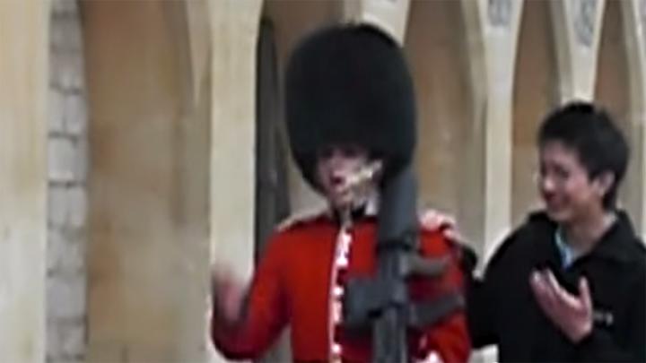 globalnews's tweet photo. ‘Step back from the Queen’s Guard!': British soldier shouts at tourist who touches him http://t.co/wbmh0z20m2 http://t.co/QncjM2XOgM