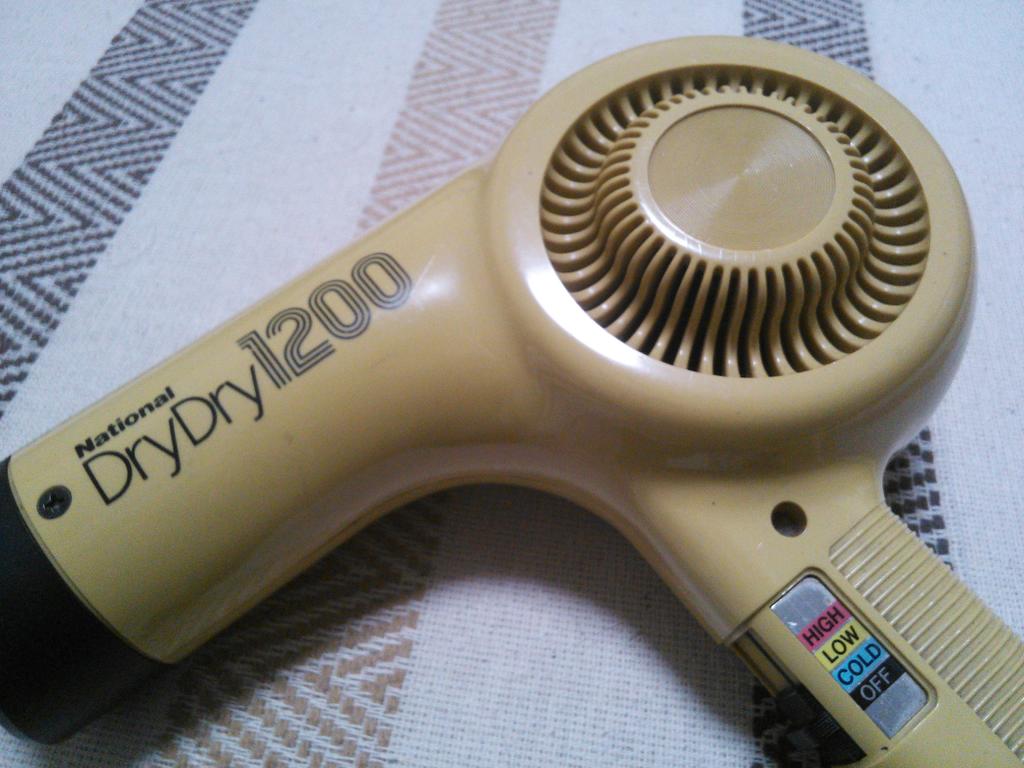 ナショナルの80'sなドライヤー「DryDry1200」（1984年頃）。「ドラドラ