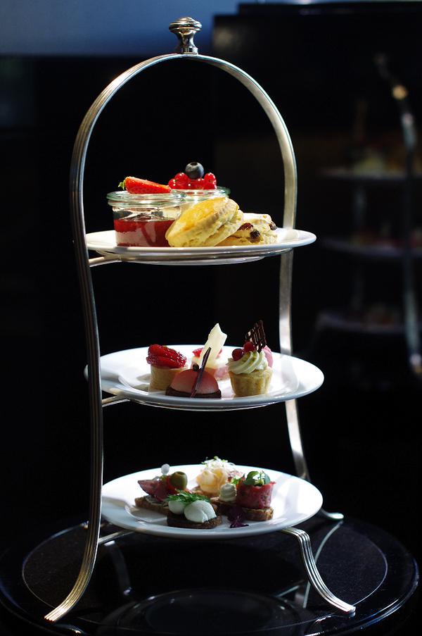MTravelsPR's tweet photo. #NationalCreamTeaDay @HotelAdlon @german_travel #QueenInBerlin - we know where we'd all like to be this afternoon http://t.co/Srq2HlRq13
