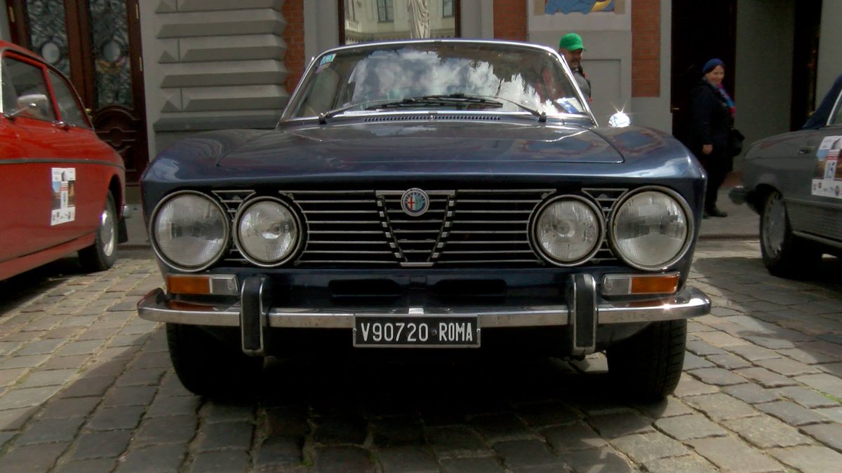 Raidījumā "Šodien OTV" skaties kā Rīgas Rātslaukumā no Itālijas ieradās seno spēkratu brauciena "Amber Trophy" auto!