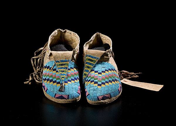 nativepedia's tweet photo. #NativeMoccasins were thought to originate from the eastern Indian tribes of the US. http://t.co/jrbN8BsW5l http://t.co/ns2H8K9xsU