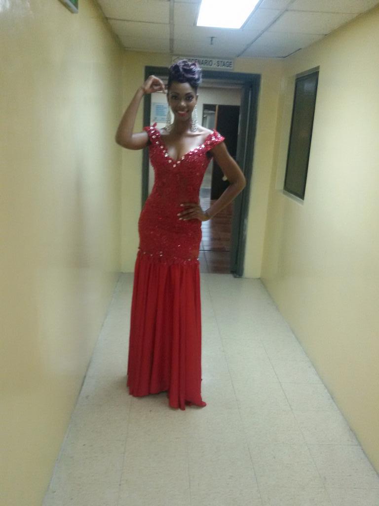 LADYMINA86's tweet photo. Gracias a mi disenador Hugo Wilson por el vestido para conducir el evento de Miss Senora Ecuador Universo 2015 http://t.co/0JytSvzr28