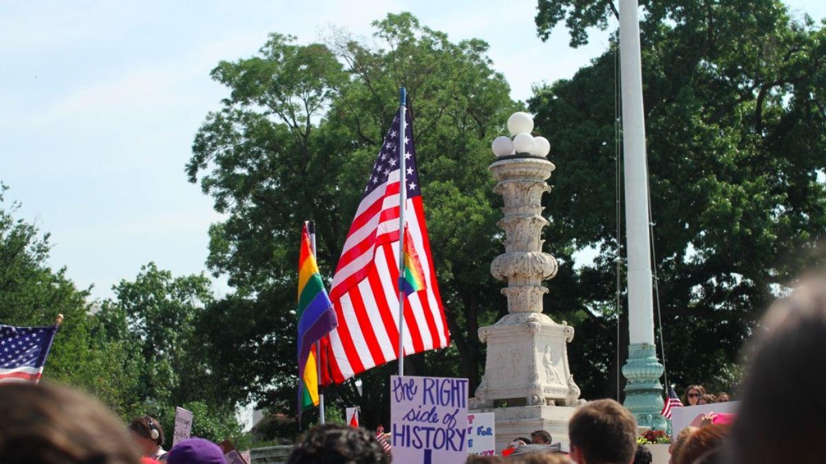 verge's tweet image. Breaking: Same-sex marriage is finally legal nationwide theverge.com/2015/6/26/8851…