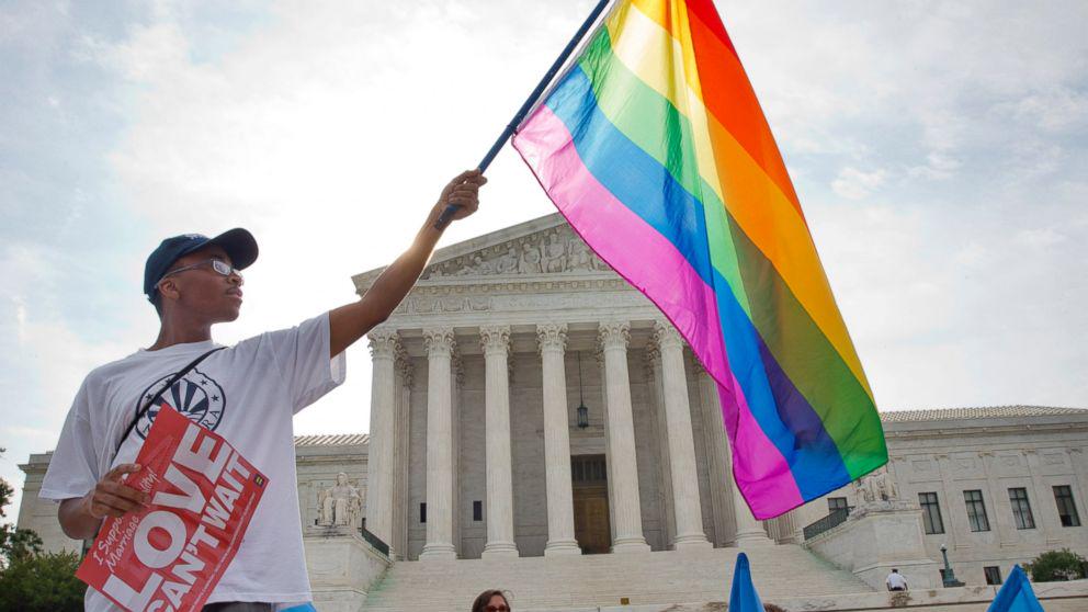ABCWorldNews's tweet image. US Supreme Court rules same-sex couples have constitutional right to marry. abcn.ws/1JnGXIK