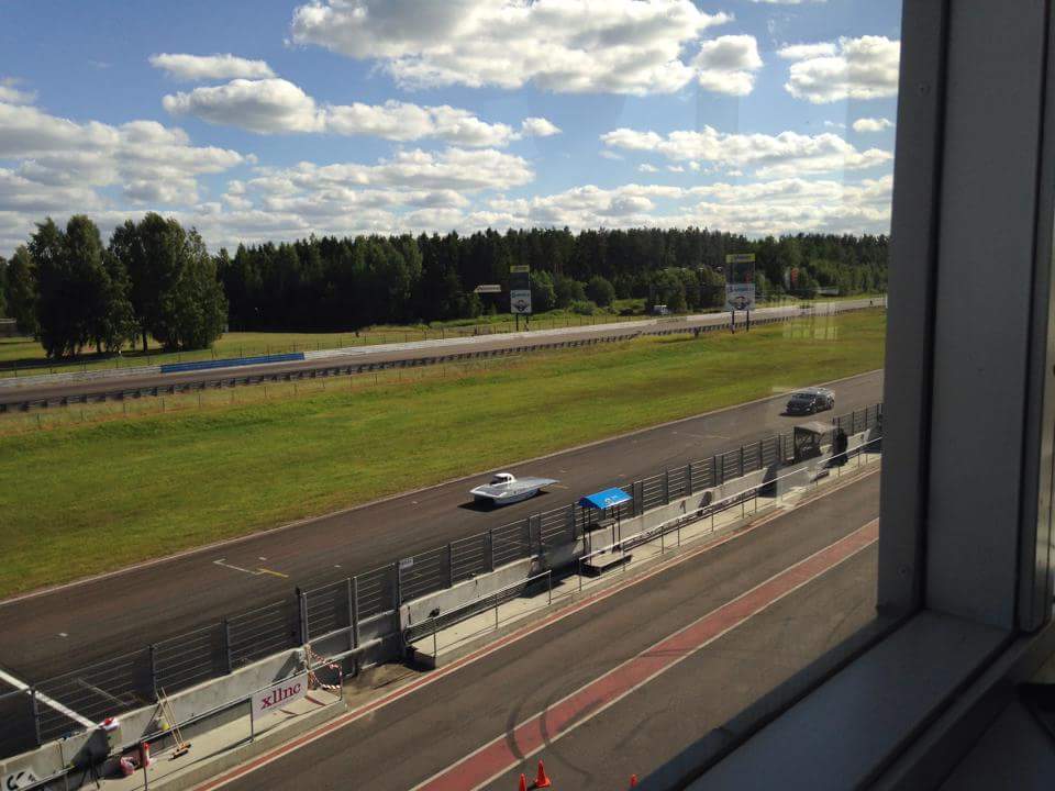 JUSolarTeam's tweet photo. Igår körde solbilen sina första kilometer samt att tre varv kördes på Mantorp under STCC som pausunderhållning http://t.co/UpfcrpgZTN