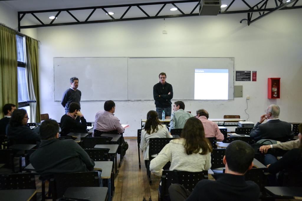 economicas_unlp's tweet photo. Hoy se realizó el foro de debate para profesores titulares y adjuntos sobre el plan de estudios de Lic. en Economía http://t.co/4PPLMW0aMj