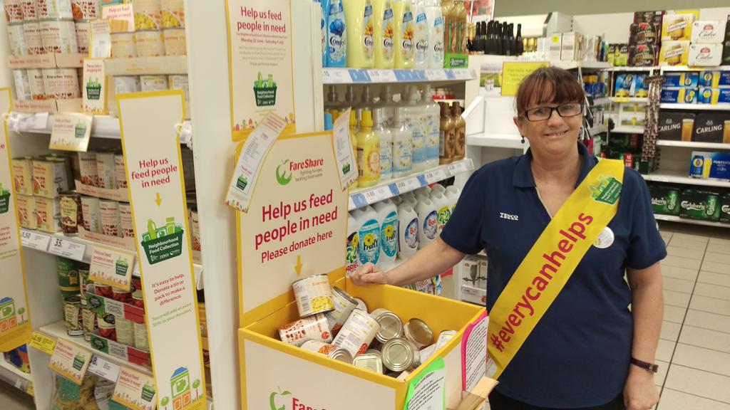 Rhys_Jones86's tweet photo. 2 days collecting and 2 full bins amazing job Gill @Gary_Jones13 @6754Express @GarethGsd85 @KellyLV87 absolute legend http://t.co/ddLs3cAn3K