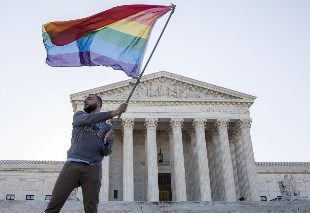 folha's tweet photo. Em decisão histórica, Estados Unidos legalizam casamento gay em todo o país http://t.co/twd1uU55RT http://t.co/u16eBYSBBf