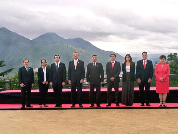DeyaniraGomezH's tweet photo. De @MIREXRD / @andresnavarrog se reune con cancilleres de #Centroamérica, #México, #Colombia y secretaria del #SICA http://t.co/t3O8aEev5U