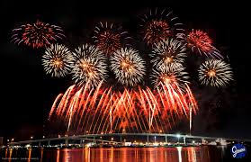 SmithtownMoms's tweet photo. Fireworks July 4th Celebrations 2015 http://t.co/Pwo4k6qUlc http://t.co/tmbbMVnbMb