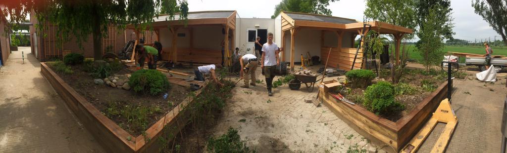 De laatste loodjes voor het nieuwe afdak op de schooltuin inclusief nieuwe border. #pvb #duurzaam