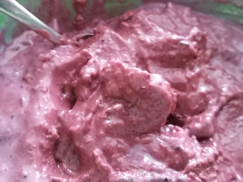 bigdark1's tweet photo. Selbst gemachtes #Eis aus püriertem gefrorenem #Beerenmix, #Kokoscreme und #Sahne http://t.co/ic1RV3ESPx
