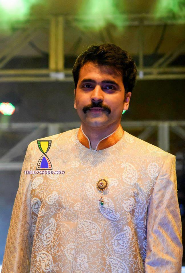 Now_Ent_India's tweet photo. @itsmeabir New Look
On The Ramp!!!
Killer Looks!!
@TollywoodTn http://t.co/DQuFjTBByn