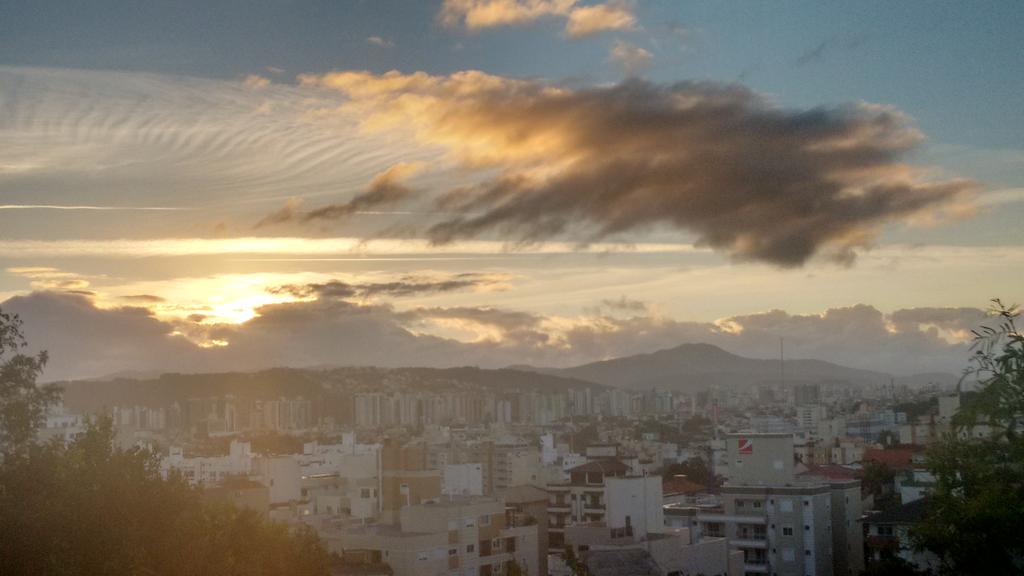 ANDREAVAIANO's tweet photo. @Climaterra , @EmTempoSC , @FArarangua , @LeandroPuchalsk , @MeteoFloripa lado continental Floripa. http://t.co/HD7BwpcQEA