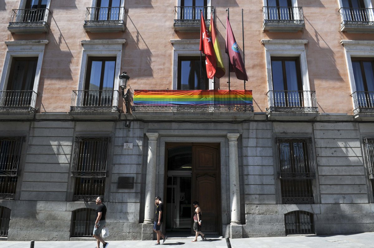 MADRID's tweet photo. La bandera arco iris ondea ya en los veintiún distritos de la capital. #Orgullo2015 http://t.co/BirreOi3KZ