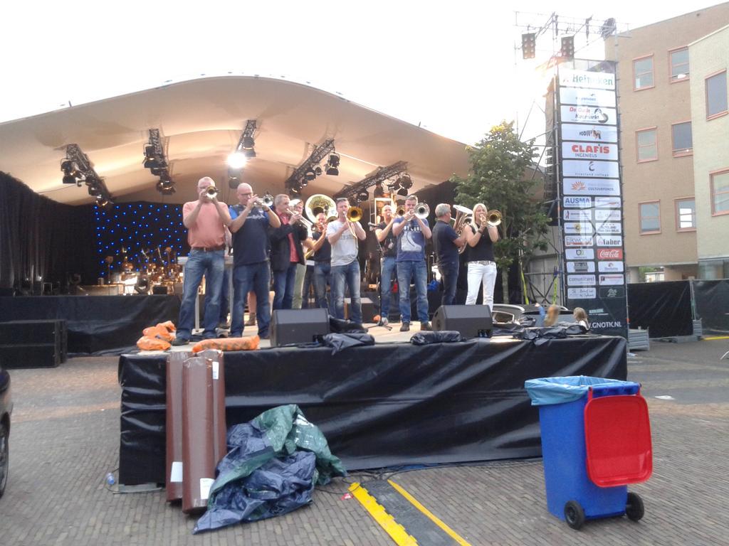 DennisStoel's tweet photo. Glasblazers klaar voor 19e Night of the Koemarkt! http://t.co/mZOxP4oSij