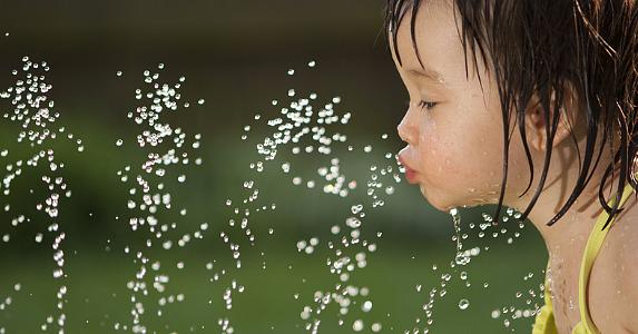 POPSUGARMoms's tweet image. It's getting hot out there! How to keep kids hydrated this Summer (via @AllYou) popsu.gr/37781807